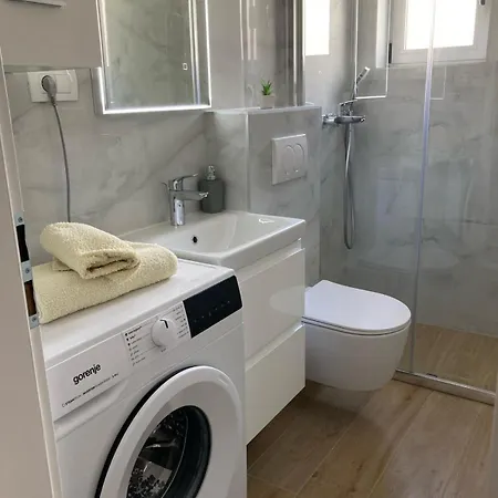 Apartment 3e *
