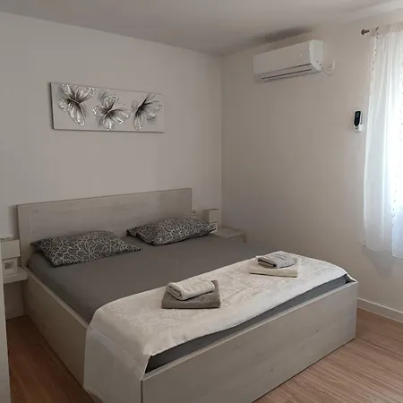 Apartment 3e