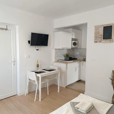 Apartment 3e *